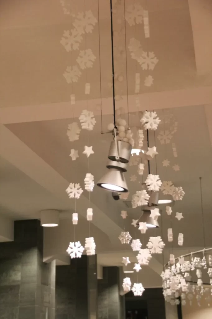 Новогоднее украшение магазинов и офисов с помощью снежинок из пенопласта